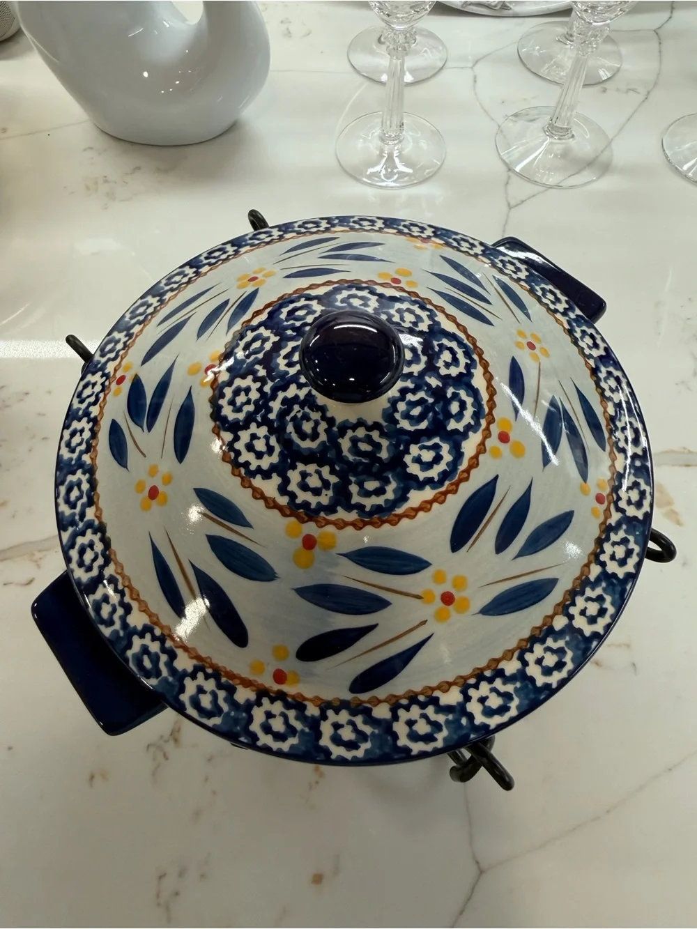 Temp-tations 1.5 qt casserole dish.8 inches across.